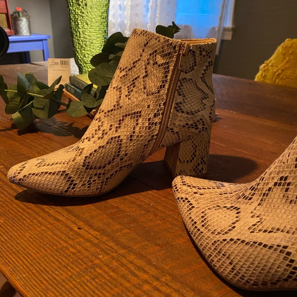 X2B size 7.5 faux snake print bootie 🌺🌺